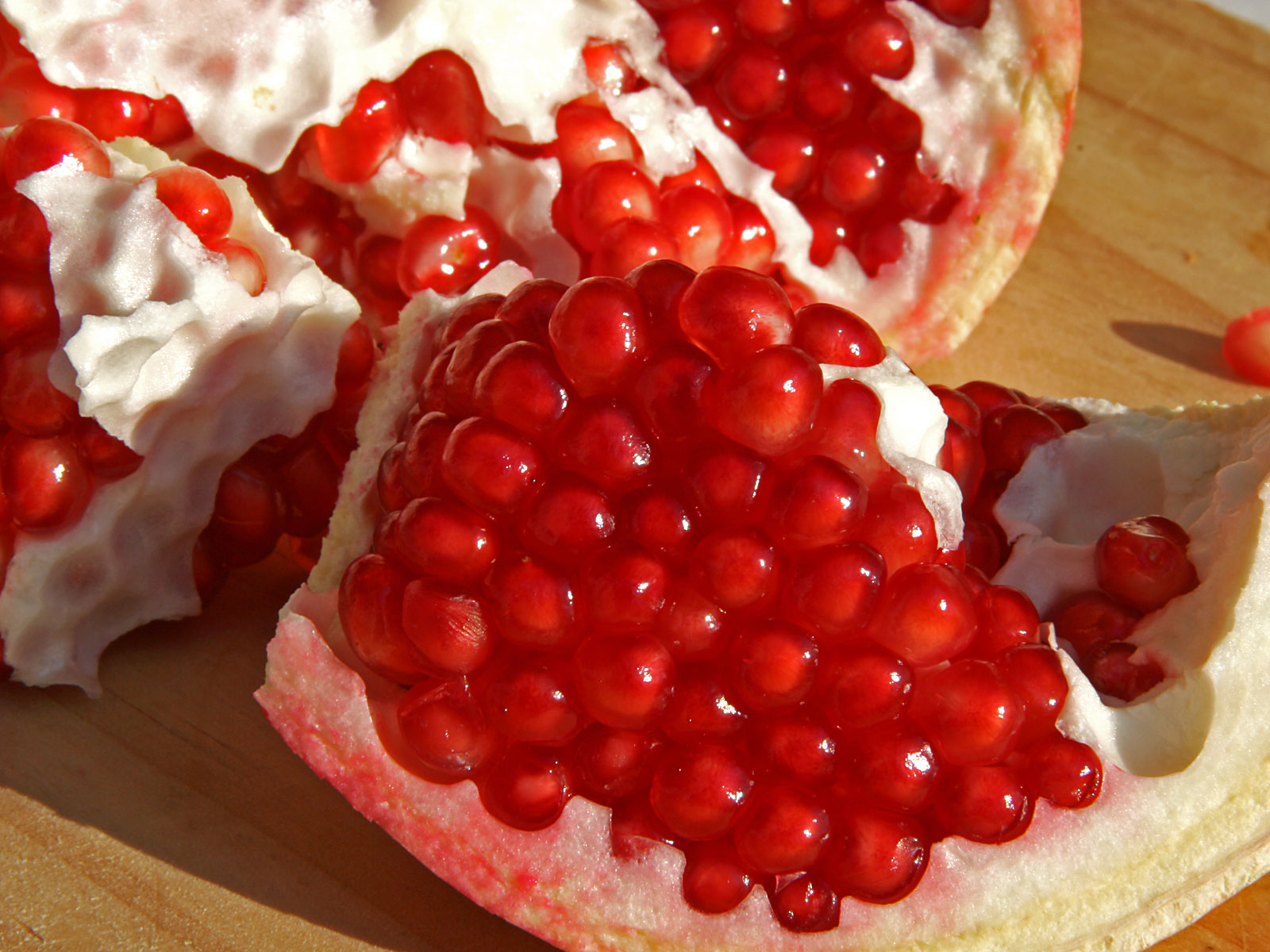 Pomegranate_close_up.jpg