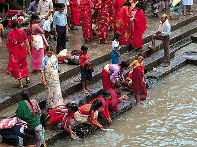 인도-갠지스강의 목욕.jpg