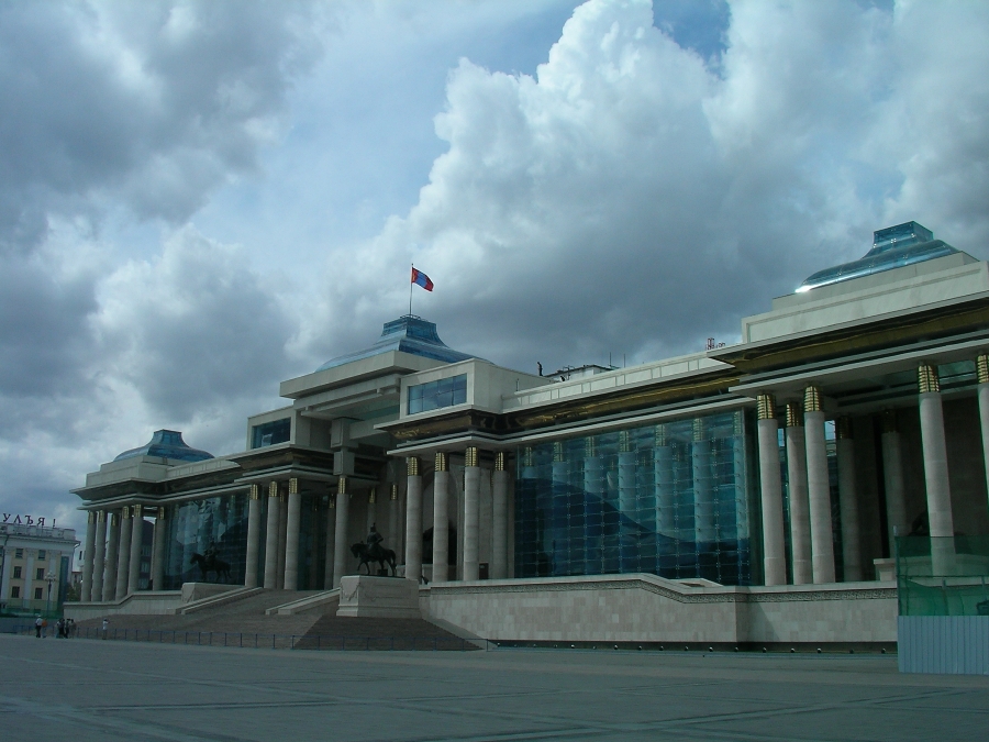 수흐바타르광장 국회의사당.jpg